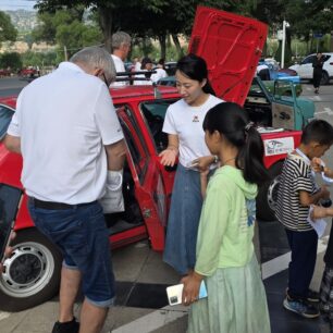 ROBOT EXPEDICE: Z Prahy do Osaky v historických vozech