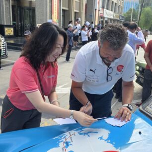 ROBOT EXPEDICE: Z Prahy do Osaky v historických vozech