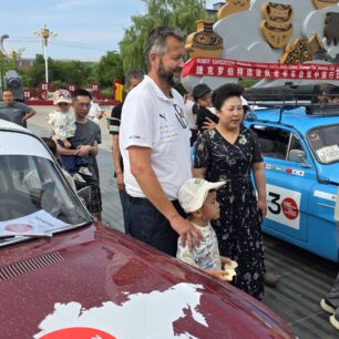 ROBOT EXPEDICE: Z Prahy do Osaky v historických vozech