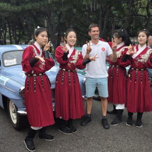 ROBOT EXPEDICE: Z Prahy do Osaky v historických vozech