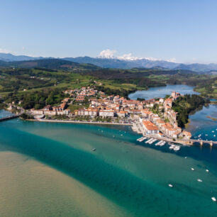 San Vicente de la Barquera z dronu © Turismo de Cantabria