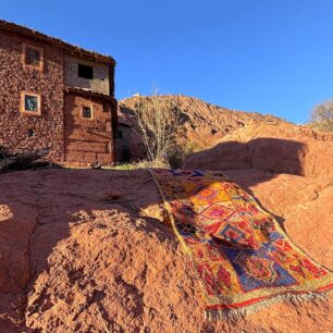 Ručně tkané koberce bývají často jedinou ozdobou skromného bydlení. 