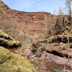 Cesta na pastviny Imgis vede potokem s peřejemi. 