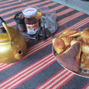 Kuchař na treku se nezalekne ničeho – ani přípravy smažených koblih. 