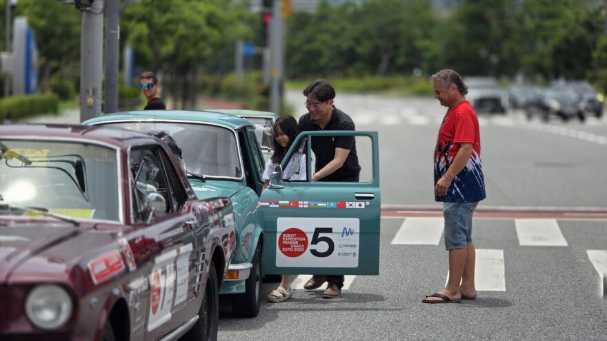 ROBOT EXPEDICE: Z Prahy do Osaky v historických vozech
