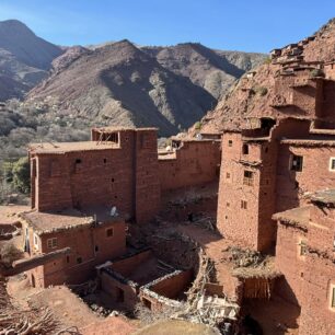 Výškové budovy ve vesnici Megdaz