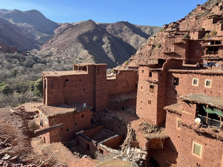 Výškové budovy ve vesnici Megdaz