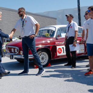 ROBOT EXPEDICE: Z Prahy do Osaky v historických vozech