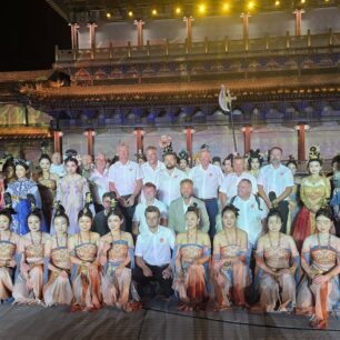 ROBOT EXPEDICE: Z Prahy do Osaky v historických vozech