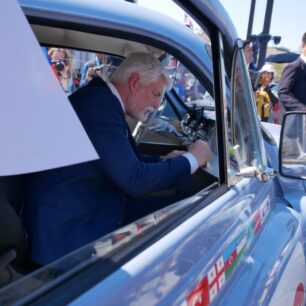 ROBOT EXPEDICE: Z Prahy do Osaky v historických vozech