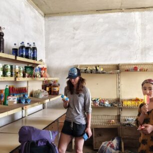 Občas se dalo něco málo sehnat i přímo ve vesničkách na trailu, ale výběr byl hodně omezený