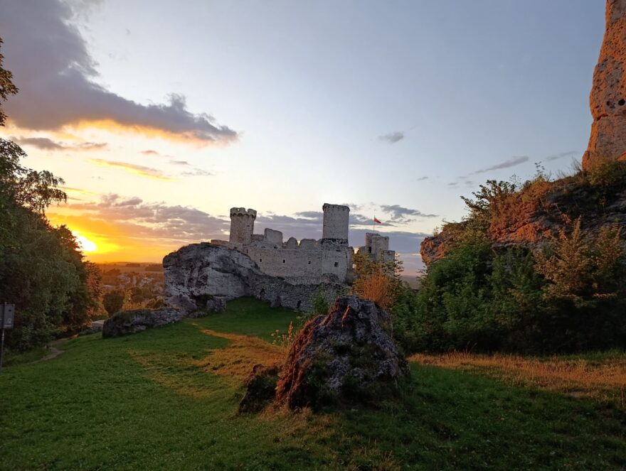 Hrad Ogrodziniec při západu slunce