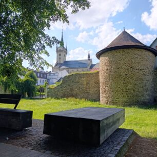 Polička - nově upravený park okolo hradeb