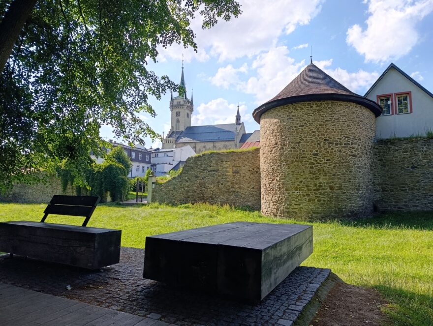 Polička - nově upravený park okolo hradeb
