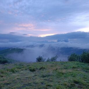 Bieszczady z vrcholu Mala Rawka, když se protrhla mlha