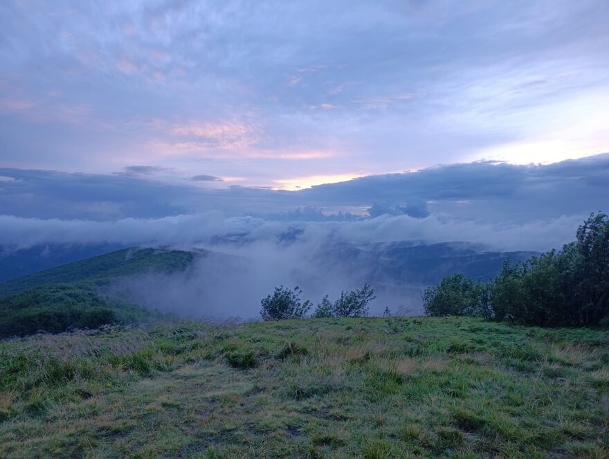 Bieszczady z vrcholu Mala Rawka, když se protrhla mlha