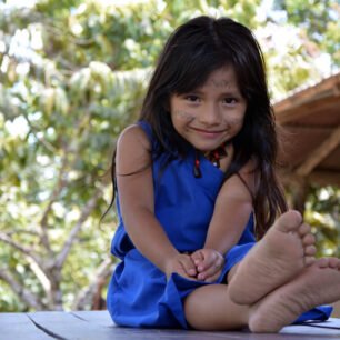 Šuárská dívka s typicky modrými šaty