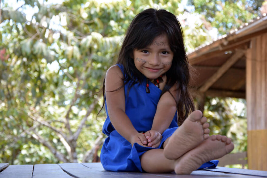 Šuárská dívka s typicky modrými šaty