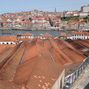 Porto - v popředí sklady portského vína, za řekou Douro staré město