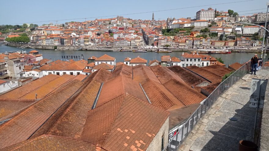 Porto - v popředí sklady portského vína, za řekou Douro staré město