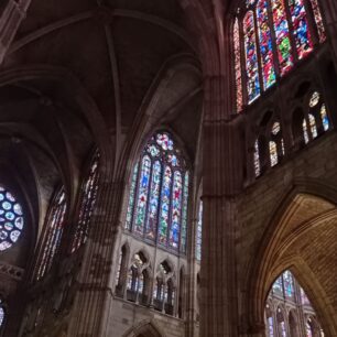 Překrásná katedrála v Leónu plná barev ze starých vitráží