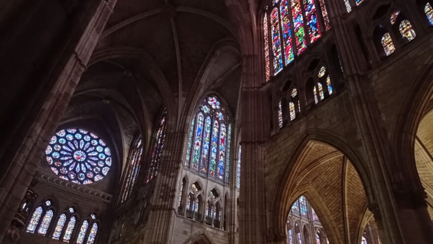 Překrásná katedrála v Leónu plná barev ze starých vitráží