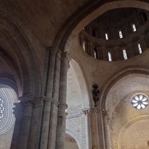 Románská bazilika v Toru