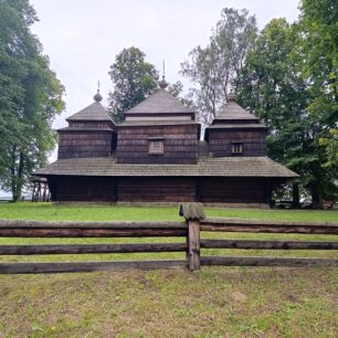 Smólnik v dolině Sanu - jeden v mnoha dřevěných kostelů Karpat