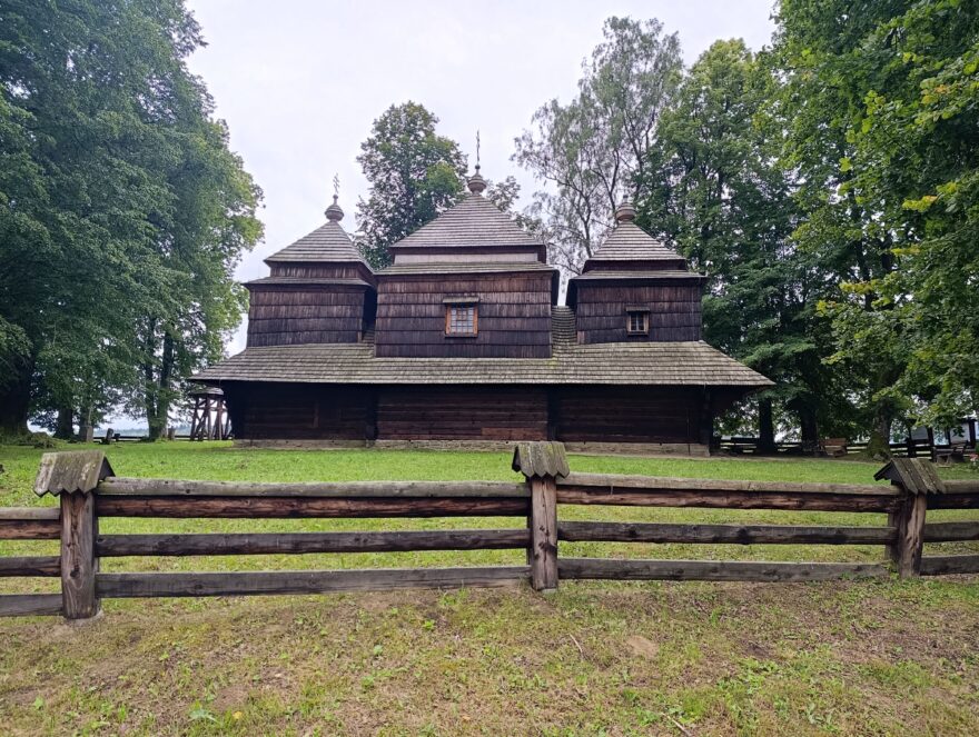 Smólnik v dolině Sanu - jeden v mnoha dřevěných kostelů Karpat