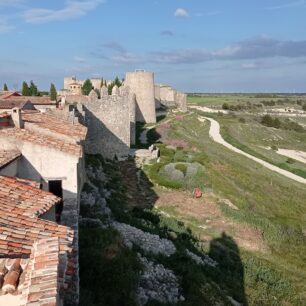 Urueňa, stará opevněné vesnice, dnes téměř vylidněná