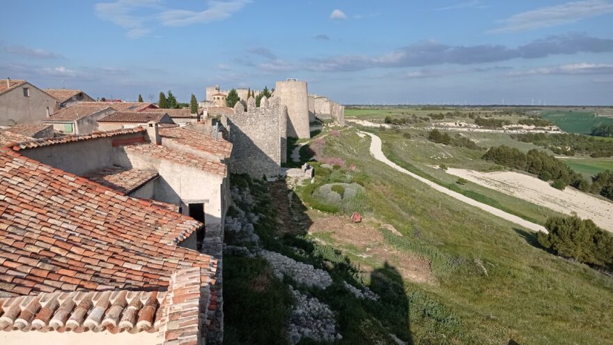 Urueňa, stará opevněné vesnice, dnes téměř vylidněná
