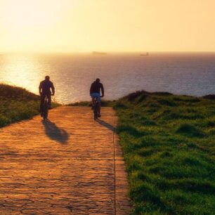 Na kole krajem Girony. Foto: ShutterStock