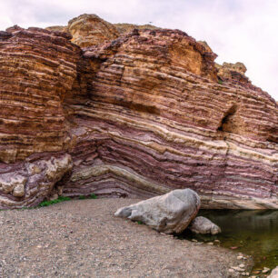 Duhová skála s raritním jezírkem v Emirátu Fujairah