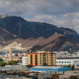 Jabal al Hawami se sebejistě tyčí nad městem Khor Fakkan