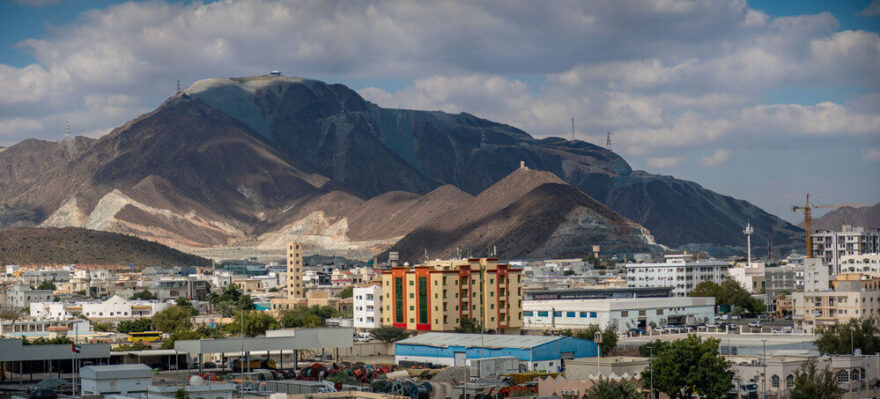 Jabal al Hawami se sebejistě tyčí nad městem Khor Fakkan