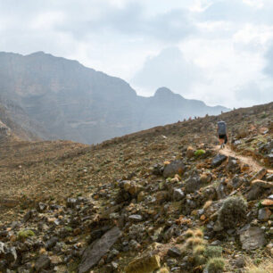 trekování v holých horách pohoří Hajar