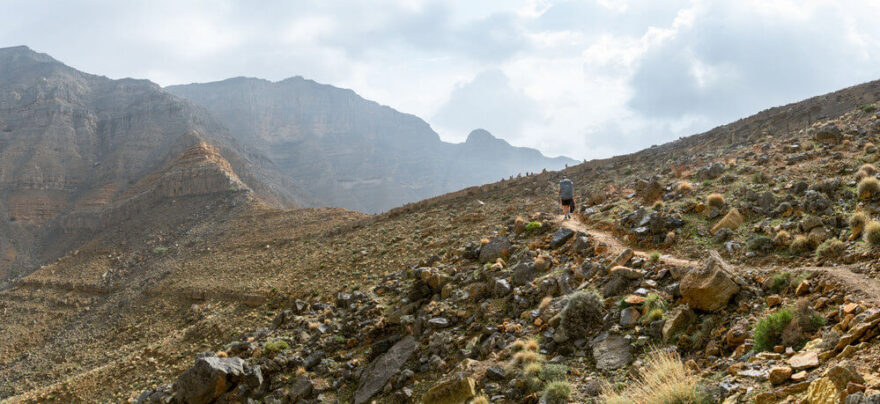 trekování v holých horách pohoří Hajar
