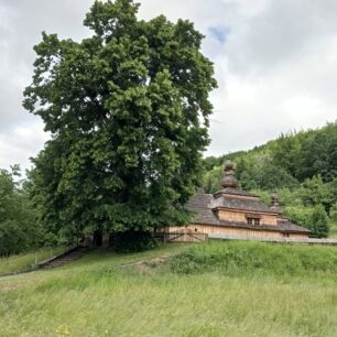 Jeden z mnoha krásných dřevěných kostelů východních Karpat, vesnice Mirola