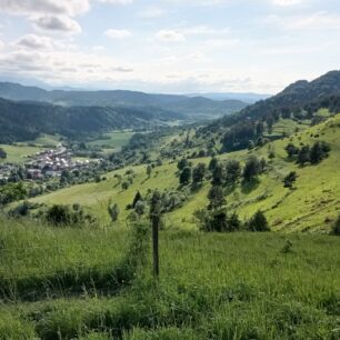 Svěží zeleň luk na vápencích v národním parku Pieniny
