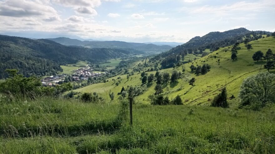 Svěží zeleň luk na vápencích v národním parku Pieniny