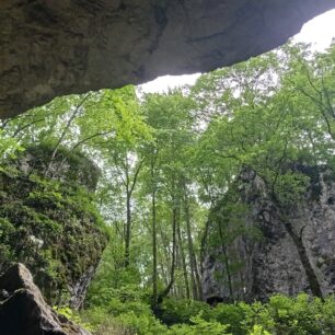 Vstup do propasti Silická ladnica ve Slovesnkém krasu