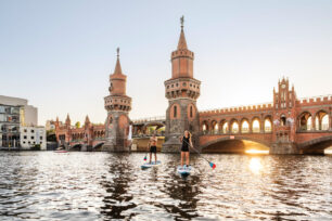 Paddleboardisté u mostu Oberbaumbrücke © DZT/Dagmar Schwelle