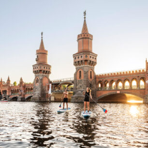 Paddleboardisté u mostu Oberbaumbrücke © DZT/Dagmar Schwelle