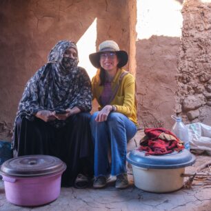 Maročané hovoří arabským dialektem „daríža“, nebo některým z berberských jazyků. Ve velkých městech se domluvíte i francouzsky nebo anglicky.