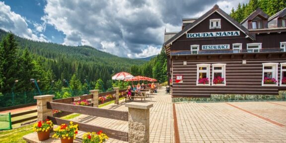 SOUTĚŽ: Bouda Máma a Pecký pivovar: hory, wellness i pivo s duší Krkonoš