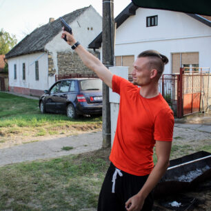 O náhody není na Balkáně nouze. V jednu chvíli jdete přes vesnice, o pár desítek minut později už s místními popíjíte pivo, dávají vám do ruky pistoli a skandují, ať vystřílíte celý zásobník do vzduchu. Ucho jsem měl zalehlé po zbytek dne.