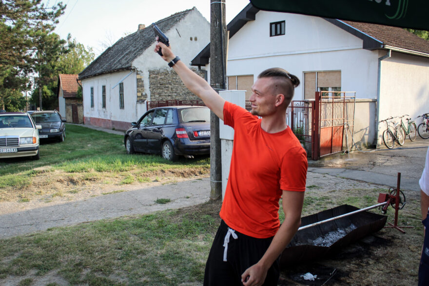 O náhody není na Balkáně nouze. V jednu chvíli jdete přes vesnice, o pár desítek minut později už s místními popíjíte pivo, dávají vám do ruky pistoli a skandují, ať vystřílíte celý zásobník do vzduchu. Ucho jsem měl zalehlé po zbytek dne.