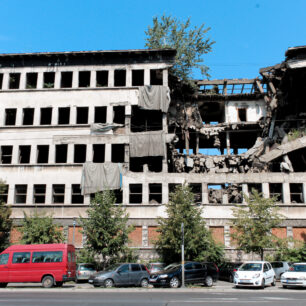 Budova ministerstva vnitra v srbském Bělehradu, nesoucí stopy bombardování během jugoslávské války.