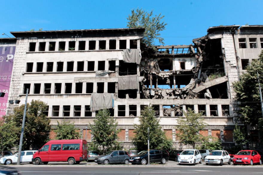 Budova ministerstva vnitra v srbském Bělehradu, nesoucí stopy bombardování během jugoslávské války.