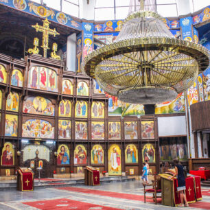 Typický výjev v pravoslavném, bohatě zdobeném svatostánku.